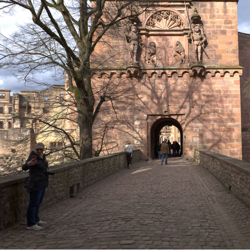 Eingang des Schlosses, links Julia.