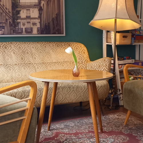 Tulpe in Vase auf Tisch.